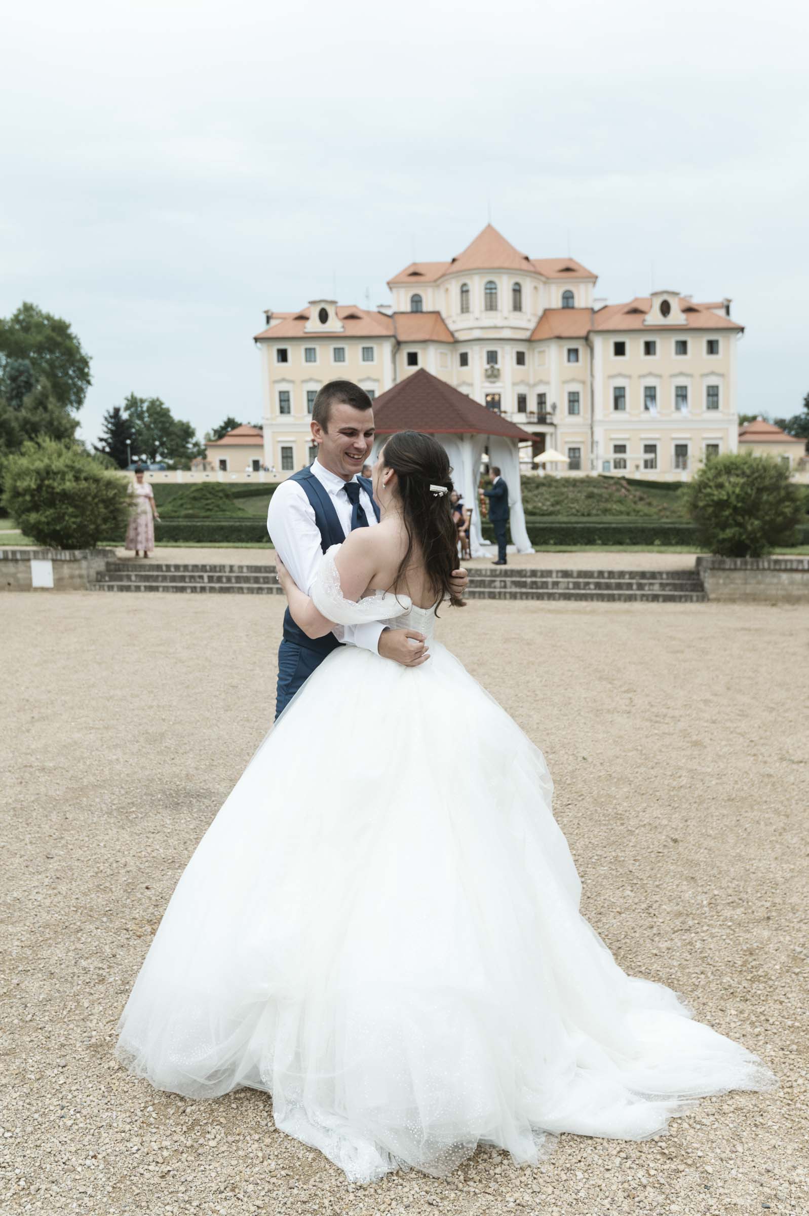 Modern luxury destination wedding photography in the Czech Republic by Zuzana Fajmon