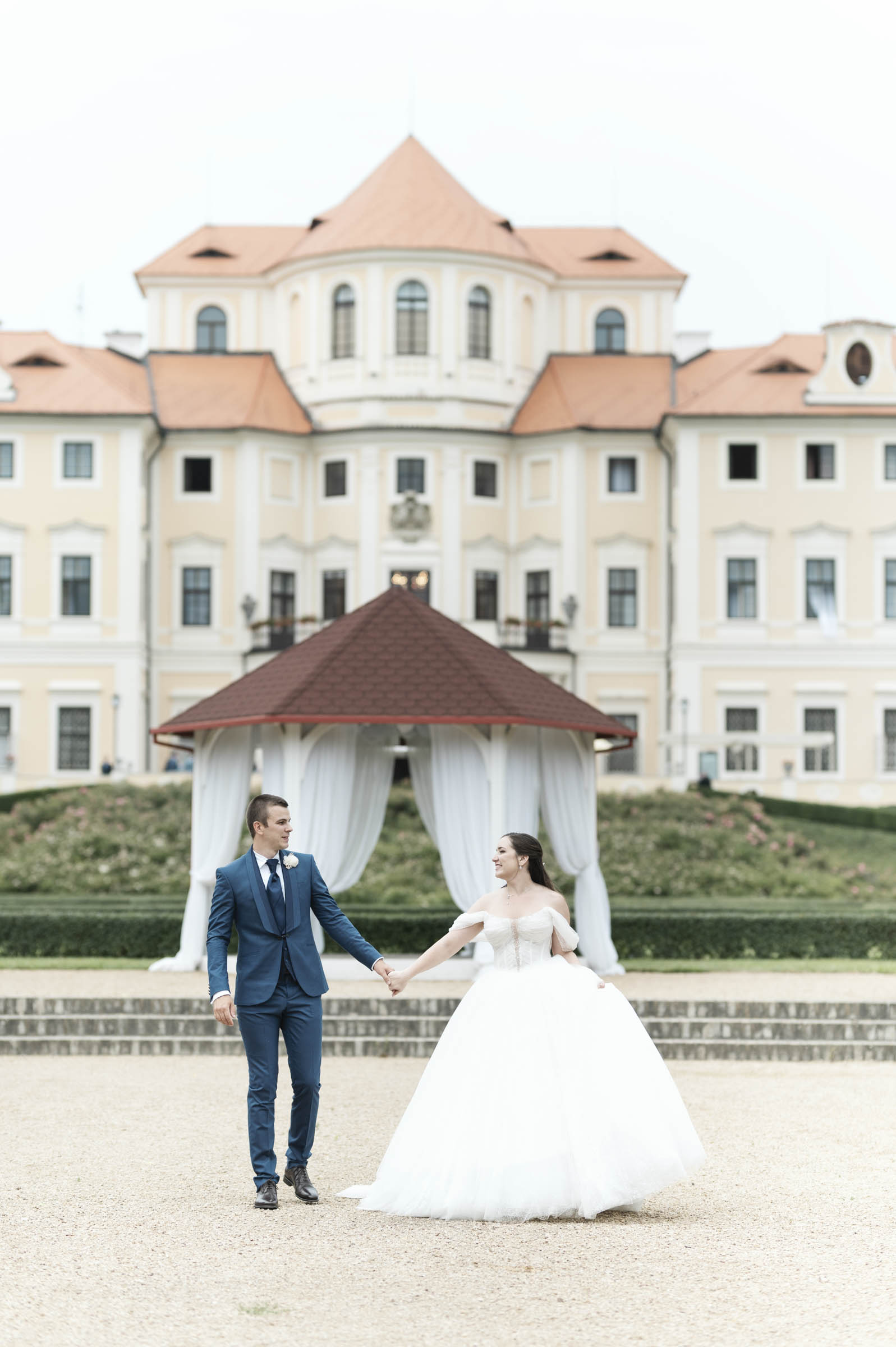 The sophisticated exit of the bride and groom at Chateau Liblice by Zuzana Fajmon