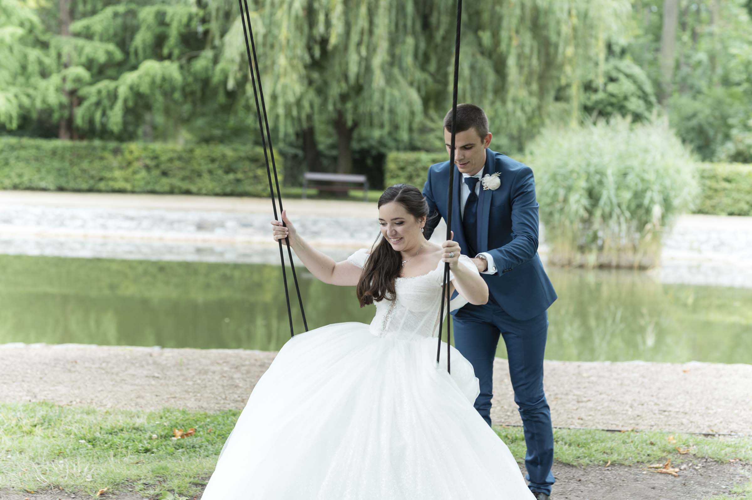 Modern luxury destination wedding photography in the Czech Republic by Zuzana Fajmon