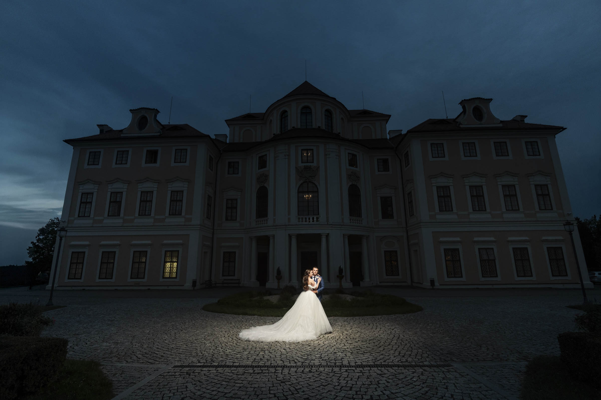 Modern luxury destination wedding photography in the Czech Republic by Zuzana Fajmon